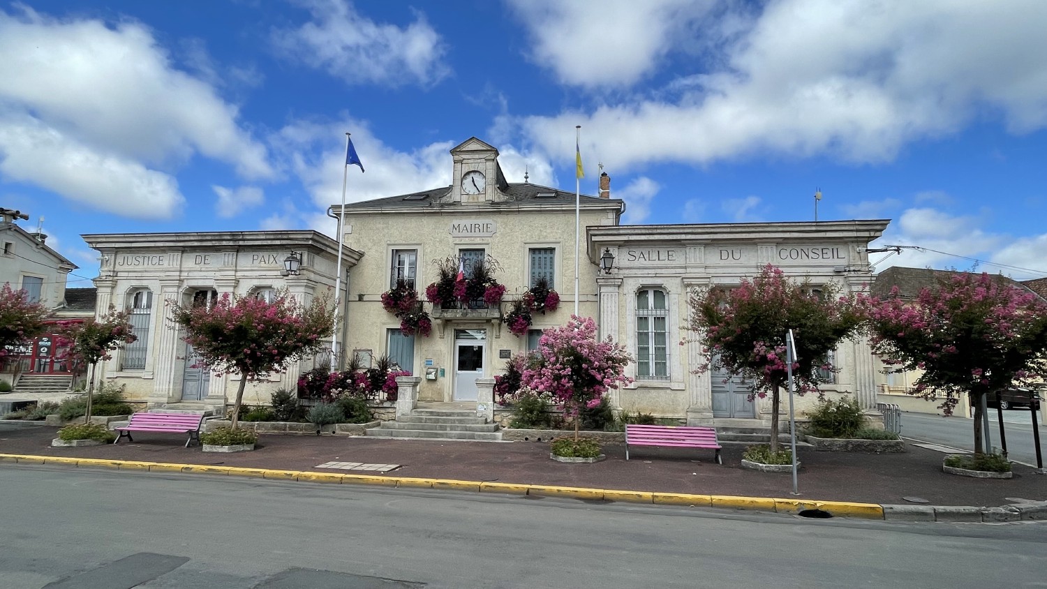 Mairie très…fleurie de SaintAstier ( Dordogne ) The Explorers
