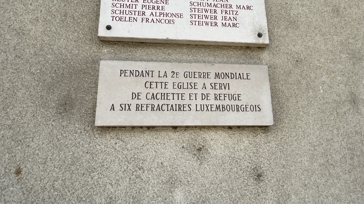 Plaque commémorative de Mémoire apposée sur la façade - The Explorers